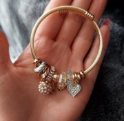 Branzoletka typ pandorka kolor złoty charmsy serce cyrkonie błękit