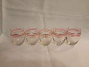 5 sztuk szklanek vintage z dwoma złotymi paskami i różowym w środku. 