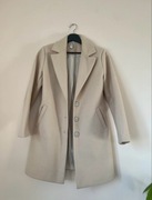 Jesienny płaszczyk w beżowym kolorze