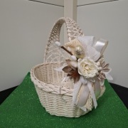 wiklinowy kosz z ozdobą 