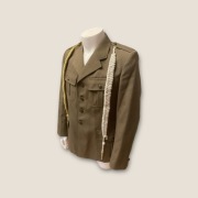 Mundur ze spodniami i 3 czapkami oraz dodatkami