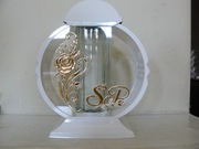 Znicz Nagrobny w Białej Oprawie z Dekorem Róży  – Elegancki lampion