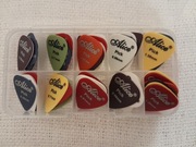 Kostki do gry na gitarze w fajnym pudełku, 50 szt. różnej grubości