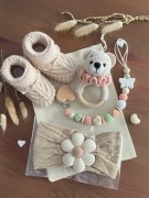 Zestaw prezentowy: Grzechotka miś, opaska do włosów , buciki, zawieszka 