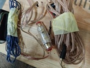 Wzmacniacz oraz dwie tuby z okablowaniem 