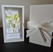 Pudełko prezentowe z mini bukiecikiem kwiatów hand made. 