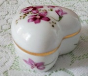 Vintage porcelana szkatułka puzderko serce fiołki lata 80te Hammersley.  36