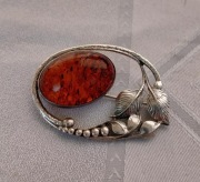 duża broszka srebrna z bursztynem