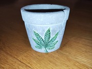 Ozdobna doniczka z liściem konopi cbd 