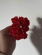 Wieczne róże, róże ze wstążki, czerwone do dekoracji, florystyczne