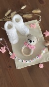 Zestaw prezentowy: Grzechotka miś, buciki, zawieszka na smoczek, Gift Box