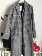 Długi trencz przejściowy w kratę hm 