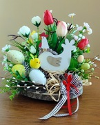 Dekoracja na stół stroik wielkanocny z kurką 30 cm prezent