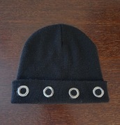 czapka zimowa czarna z ozdobnymi metalowymi kółkami Sinsay