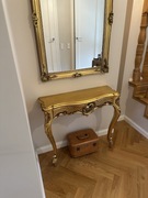 Złota konsola w stylu barokowym z szufladką bogato zdobiona