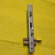 zamek do drzwi  hakowy lub do bramy 