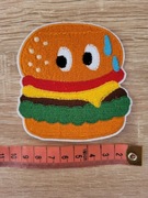 Naprasowanka hamburger jedzenie za pomocą żelazka