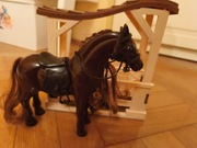 brązowy konik z akcesoriami