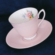 **różowa filiżanka porcelana Royal Albert 1950+