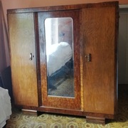 Szafa trzydrzwiowa z lustrem używana.