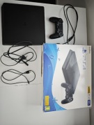 PlayStation 4 + 10 zainstalowanych gier + 1 gra pudełkowa