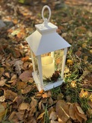 Niesamowicie piękna i świąteczna dekoracyjna latarnia na ulicę przy domu