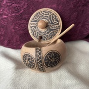 Ręcznie wypalona drewniana cukierniczka