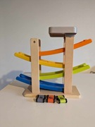 Drewniana zjeżdżalnia dla autek z parkingiem tor dla autek