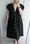 Czarna elegancka sukienka midi zapinana na guziki plus size 46 48