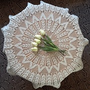 Duża serweta szydełkowa 110 cm ecru ze złotą nitką – rękodzieło, okrągła