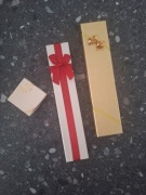 trzy pudełka prezentowe ozdobne