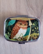 Ozdobne metalowe pudełeczko, kieszonkowa szkatułka - sowa w lesie