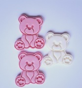 Miś cukrowy dla ozdoby tortu.  