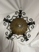 Plafon żeliwny z podpalanym szklanym kloszem.