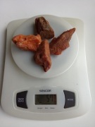 Surowe bryłki bursztynu bałtyckiego o wadze  57 g.    Waga 4 sztuk 57g