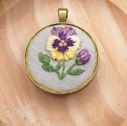 Haftowany wisiorek handmade – Bratek