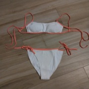 Strój dwuczęściowy bikini białe z koralowymi sznur