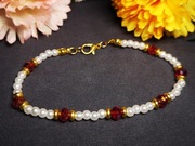 Bransoletka z czerwonymi i perłowymi koralikami