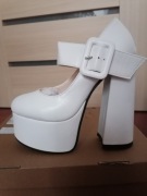 Buty na słupku białe.