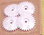 Białe nici do szycia poliestrowe.