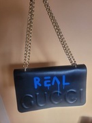 Czarna torebka z łańcuszkiem