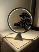 Lampka LED w kształcie okręgu z motywem drzewa bonsai 