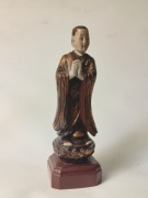 Drewniana figurka rzeźba mnich modlący polichromowana