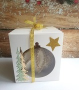 Bombka z włóczki na szydełku, śr. 10 cm.