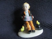 PORCELANOWA FIGURKA   VINTAGE  ''CHŁOPIEC Z HARMONIA " 