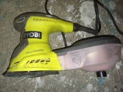 Szlifeirka mimośrodowa firmy Ryobi Micro Filtration o mocy 900W