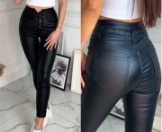 Czarne spodnie woskowane 