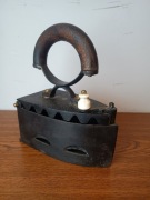 Stare żelazko z drewnianą rączką