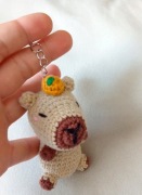 Kapibara wykonana na szydełku, brelok 