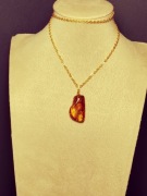 Wisiorek z naturalnego bursztyny bałtyckiego. 